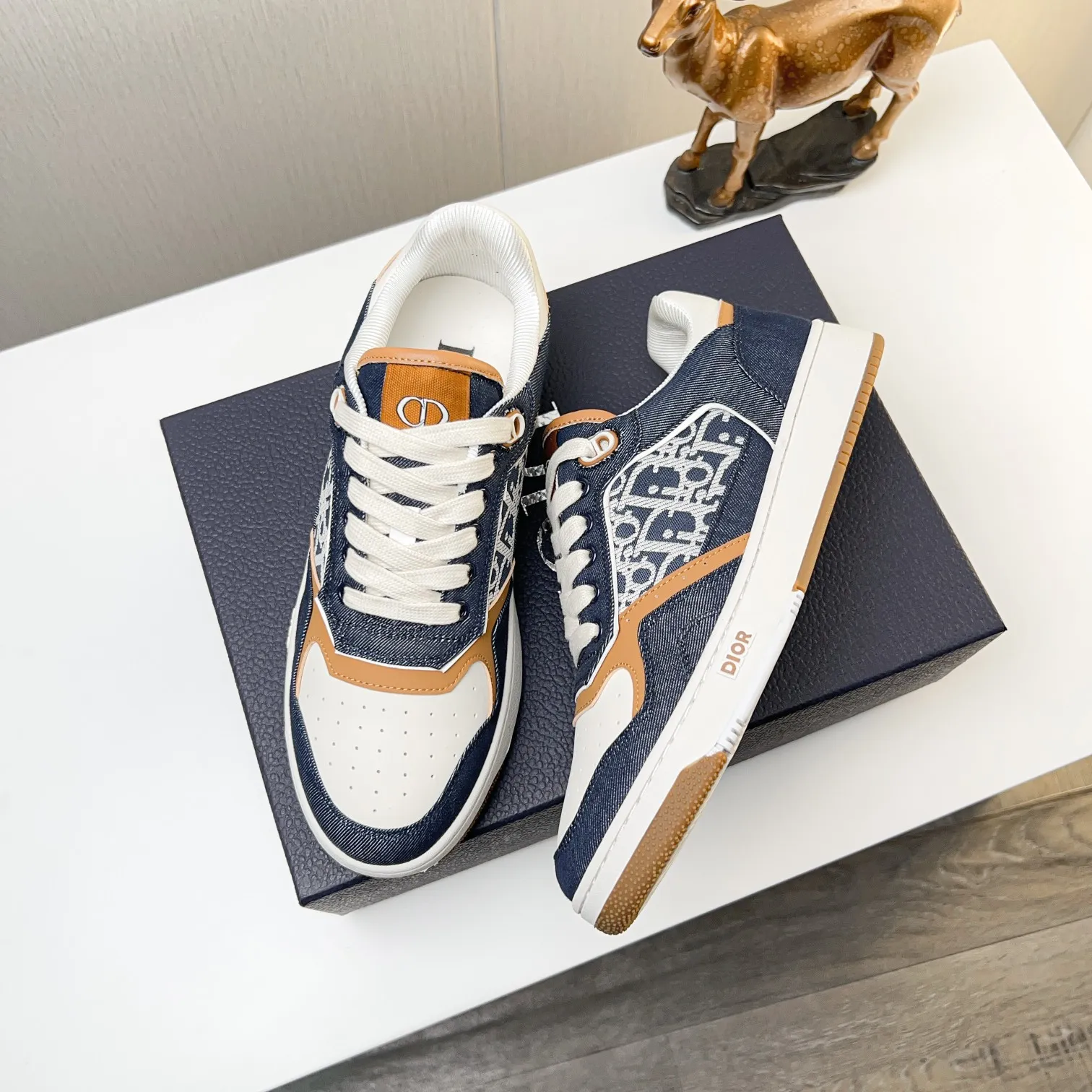 Men's Men's Shoes 💰400 [New] 🦩🦩Dior - Low-top sneakers 2025 spring men's collection new arrivals [Celebrate][Celebrate][Celebrate], reinterpret the basketball shoe design and become a classic Dior item [Strong][Strong][Strong], crafted in black and cream white smooth cowhide with beige suede, leather display on the side The CD logo, tongue, sole and back side are decorated with various distinctive details to enhance the style[666][666], while eyelet details, topstitching and rubber panels highlight the dynamic charm of its athletic style[strong][strong][strong]. It has a two-color rubber sole, which can be matched with various clothing to create a refined look. Size: 38 to 44 (45 can be customized